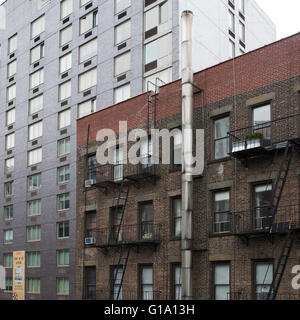 Ein Blick auf einem Mehrfamilienhaus mit traditionellen Feuerleitern in New York City, USA. Stockfoto