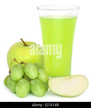 Traube und Apfelsaft in einem Glas mit frischen Früchten Stockfoto