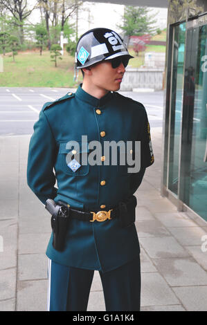 ROK Soldat auf Wache an der DMZ in Südkorea Stockfoto