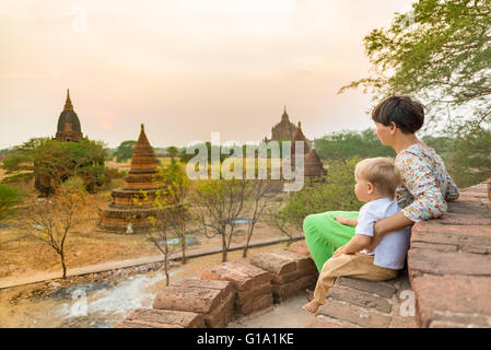 Mutter und Kind suchen aus einer Pagode in Bagan Sonnenuntergang. Myanmar. Stockfoto