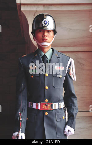 Eine ROC-Wache an der Chiang Kai Shek Memorial Hall in Taiwan Stockfoto