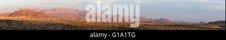 Panoramasicht auf die Chisos Mountains in Big Bend Nationalpark von Terlingua, Texas gesehen. Stockfoto