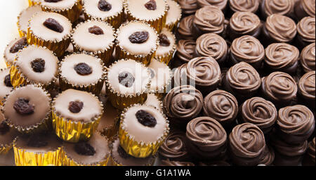 Luxus Pralinen Lay an Markt-Zähler, Nahaufnahme Foto mit selektiven Fokus Stockfoto