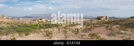 Panorama der Stadt Terlingua Texas der Geist mit der Chisos Berge des Big Bend National Park im Hintergrund. Stockfoto