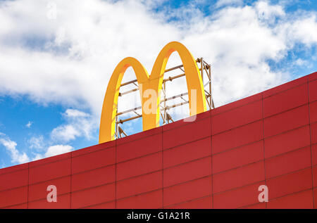 McDonald's-Logo gegen den blauen Himmel Stockfoto