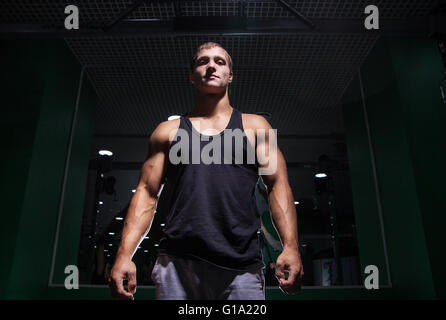 Hübscher muskulöser Bodybuilder Blick in die Kamera Stockfoto