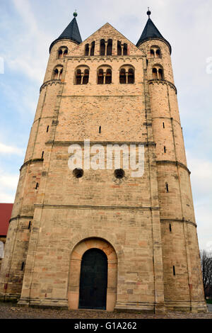 Fassade der Klosterkirche St. Marien in Magdeburg, Deutschland in der Abenddämmerung. Stockfoto