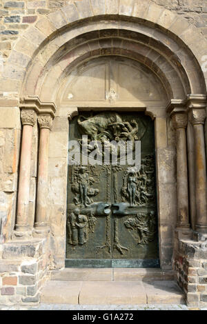 Reich verzierte Tür der Klosterkirche St. Marien in Magdeburg, Deutschland Stockfoto