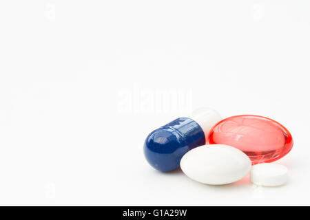 Eine Vielzahl von schmerzstillende Medikamente in Form von Pillen und Tabletten in einem isolierten weißen Hintergrund. Stockfoto