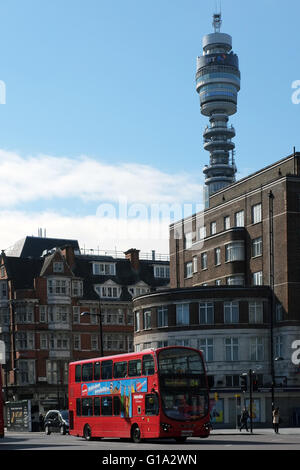 Die British Telecom Tower und einem roten Londoner Doppeldeckerbus, Euston, London, England, UK. Stockfoto