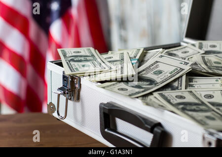 Haufen von Dollar in Koffer. Stockfoto