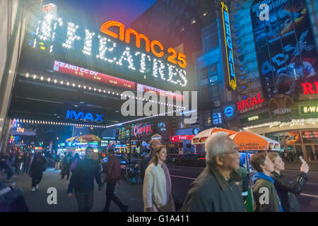 Das AMC 25 Theater und das Königliche Kinos auf dem Times Square in New York am Dienstag, 3. Mai 2016. (© Richard B. Levine) Stockfoto