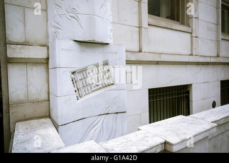 Ein Holocaust-Mahnmal auf die Leihmutter Courthouse Anhang in New York am Holocaust-Gedenktag, Yom HaShoah, Donnerstag, 5. Mai 2016. Das Mahnmal an eine Wandvorlage befestigt, das Gebäude ist von der Künstlerin Harriet Feigenbaum basierend auf einem 1945 Luftaufnahme des Konzentrationslagers Auschwitz. Das 1990 Denkmal ist berechtigt "Mahnmal für die Opfer der Ungerechtigkeit des Holocaust". Mehr als 6 Millionen Juden und andere Minderheiten starben während des Holocaust. (© Richard B. Levine) Stockfoto