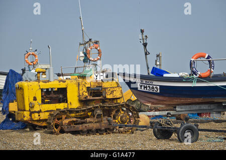 kleine Fischerboote am Kiesstrand Stockfoto