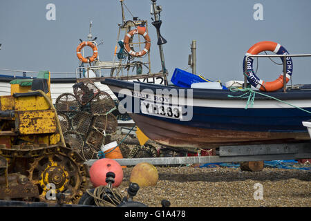 kleine Fischerboote am Kiesstrand Stockfoto