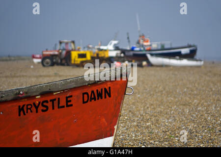kleine Fischerboote am Kiesstrand Stockfoto