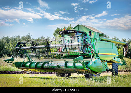 Varna, Bulgarien - 10. Juli 2015. Moderne John Deere verbindet Ernte Getreide im Feld in der Nähe von der Stadt Varna Stockfoto