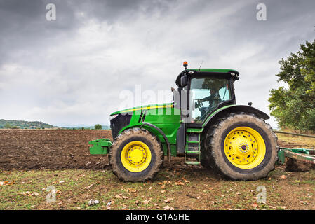 Karlovo, Bulgarien - 22. August 2015: Pflügen ein Feld mit John Deere 6930 Traktor. John Deere 8100 wurde in 1995 - hergestellt. Stockfoto