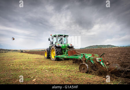 Karlovo, Bulgarien - 22. August 2015: Pflügen ein Feld mit John Deere 6930 Traktor. John Deere 8100 wurde in 1995 - hergestellt. Stockfoto