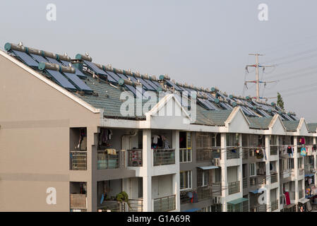 Ökologische Solarpaneele aus China und Kessel für nachhaltige Alternativenergie Heizen in der Stadt Nanjing in China Stockfoto