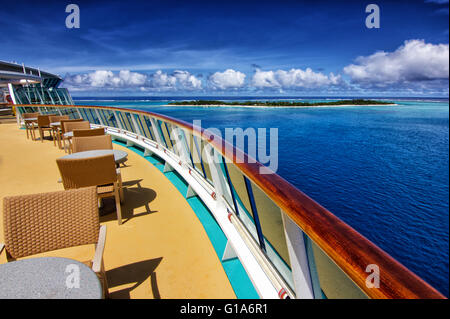 Blick vom oberen Deck eines Kreuzfahrtschiffes auf Mystery Island, Vanuatu Stockfoto