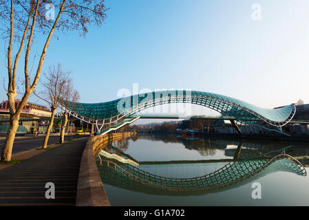 Eurasien, Kaukasus, Georgien, Tbilisi, Brücke des Friedens am Fluss Mtkwari Stockfoto