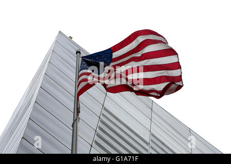 Die US-Flagge fliegt außerhalb der National September 11 Memorial and Museum in New York City, USA. Stockfoto