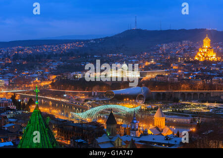 Eurasien, Kaukasus, Georgien, Tiflis, Stadtansicht, Präsidentenpalast, Sameda Kathedrale; Brücke des Friedens am Fluss Mtkwari Stockfoto