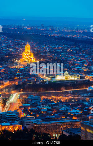 Eurasien, Kaukasus, Georgien, Tbilisi, Tbilisi Sameda Kathedrale (Heilige Dreifaltigkeit), Präsidentenpalast Stockfoto