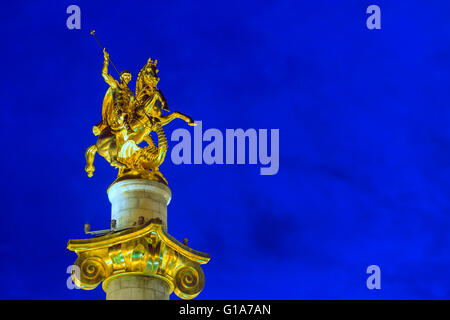 Eurasien, Kaukasus-Region, Georgien, Tbilisi, Statue von St. George und der Drache in Platz der Freiheit Stockfoto