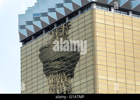 Skytree Turm spiegelt sich in Asahi Breweries-Hauptquartier in Tokio, Japan Stockfoto