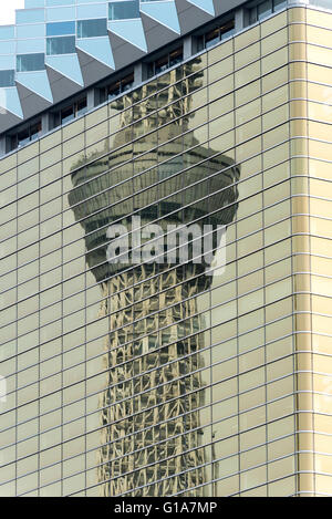 Skytree Turm spiegelt sich in Asahi Breweries-Hauptquartier in Tokio, Japan Stockfoto