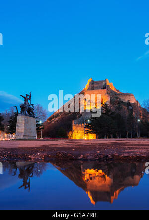 Eurasien, Kaukasus, Georgien, Shida Kartli, Gori, Gori Burg und Lomtchabuki statue Stockfoto