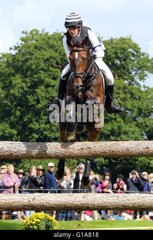 Alan Nolan (Irland) auf Bronze Flug Reiten Cross Country bei Land Rover Burghley Horse Trials, 5. September 2015 Stockfoto