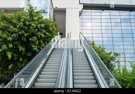 Rolltreppe im modernen Business-center Stockfoto