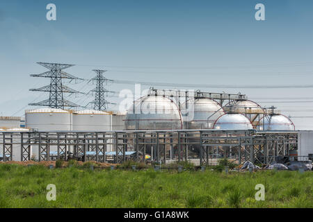 große industrielle Öltanks in einer Raffinerie Stockfoto