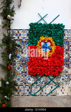 Portugiesische Flagge gemacht aus Kunststoff Rosetten auf keramischen Fliesen Wand, Vila Praia de Ancora, Provinz Minho, Nordportugal Stockfoto