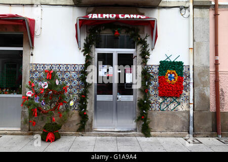 Grundlegende Weihnachtsbaum und portugiesische Flagge außerhalb Shop Eingang, Vila Praia de Ancora, Provinz Minho, Nordportugal Stockfoto