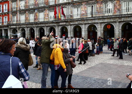 Touristen, die Einnahme von Selfies vor Casa De La Panaderia, Plaza Mayor, Madrid, Spanien Stockfoto