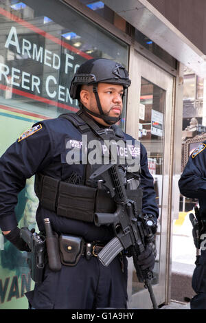 NYPD Einheit Anti-Terror-Anti-Terror-Polizisten mit Maschinengewehren in Times Square Manhattan New York City USA Stockfoto