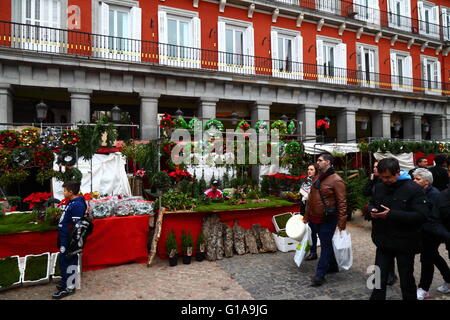 Stall, Verkauf von Dekorationen und Artikel für die Herstellung von Krippen in Weihnachtsmarkt in Plaza Mayor, Madrid, Spanien Stockfoto