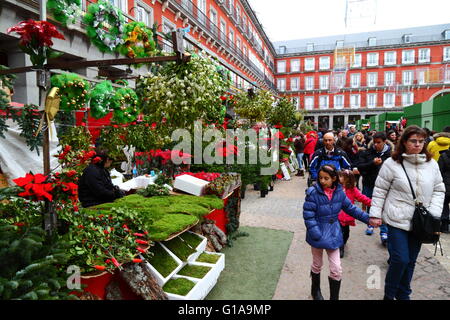 Stall Verkauf Stechpalme, Mistel, Dekorationen und Artikel für die Herstellung von Krippen in Weihnachten Markt, Plaza Mayor, Madrid, Spanien Stockfoto