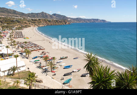 Playa Burriana Sandstrand im beliebten Urlaubsort Nerja, Provinz Malaga, Spanien Stockfoto