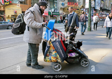 Obdachloser auf Manhattan Straße mit Kinderwagen von New York City Katzen leben Stockfoto