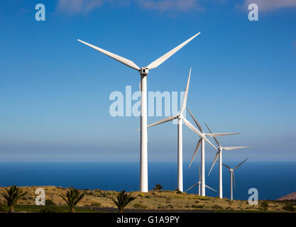 Turbinen im Windpark Eolicas de Lanzarote, Lanzarote, Kanarische Inseln, Spanien Stockfoto