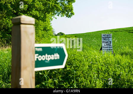 Wanderweg Wegweiser zeigen, in diesen Worten Feld zu unterzeichnen ist Privatgrund, England UK Stockfoto