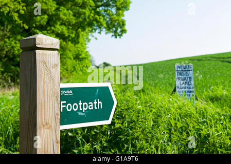 Wanderweg Wegweiser zeigen, in diesen Worten Feld zu unterzeichnen ist Privatgrund, England UK Stockfoto