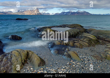 Küste entlang Gashamna / Goose Bay, Hornsund, Svalbard / Spitzbergen, Norwegen Stockfoto