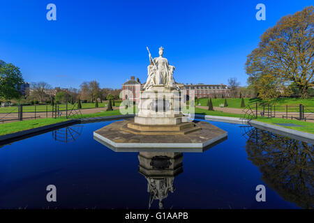 Schöne Königin Victoria Statue nahe Hyde Park, London, Vereinigtes Königreich Stockfoto