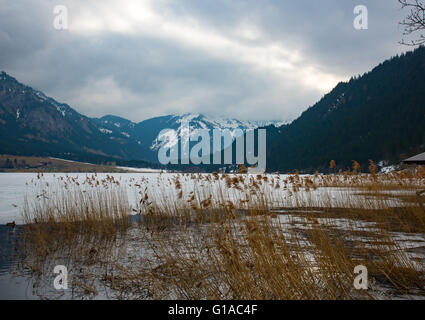 See in Österreichische Alpen im winter Stockfoto